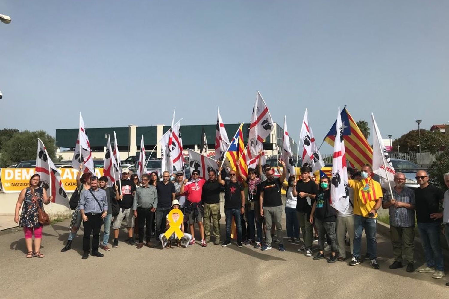 La manifestazione degli indipendentisti sardi a sostegno di Carles Puigdemont