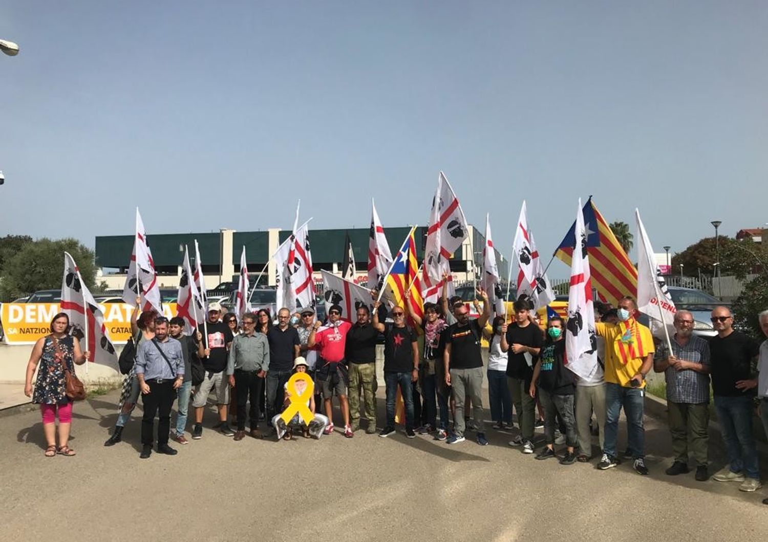 La manifestazione degli indipendentisti sardi a sostegno di Carles Puigdemont