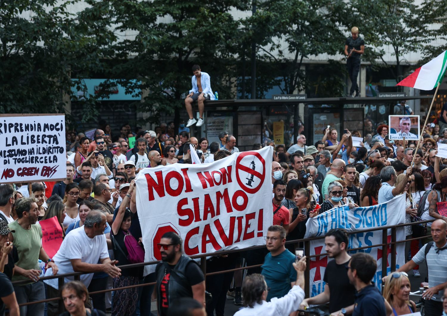 Una manifestazione di No Vax a Milano