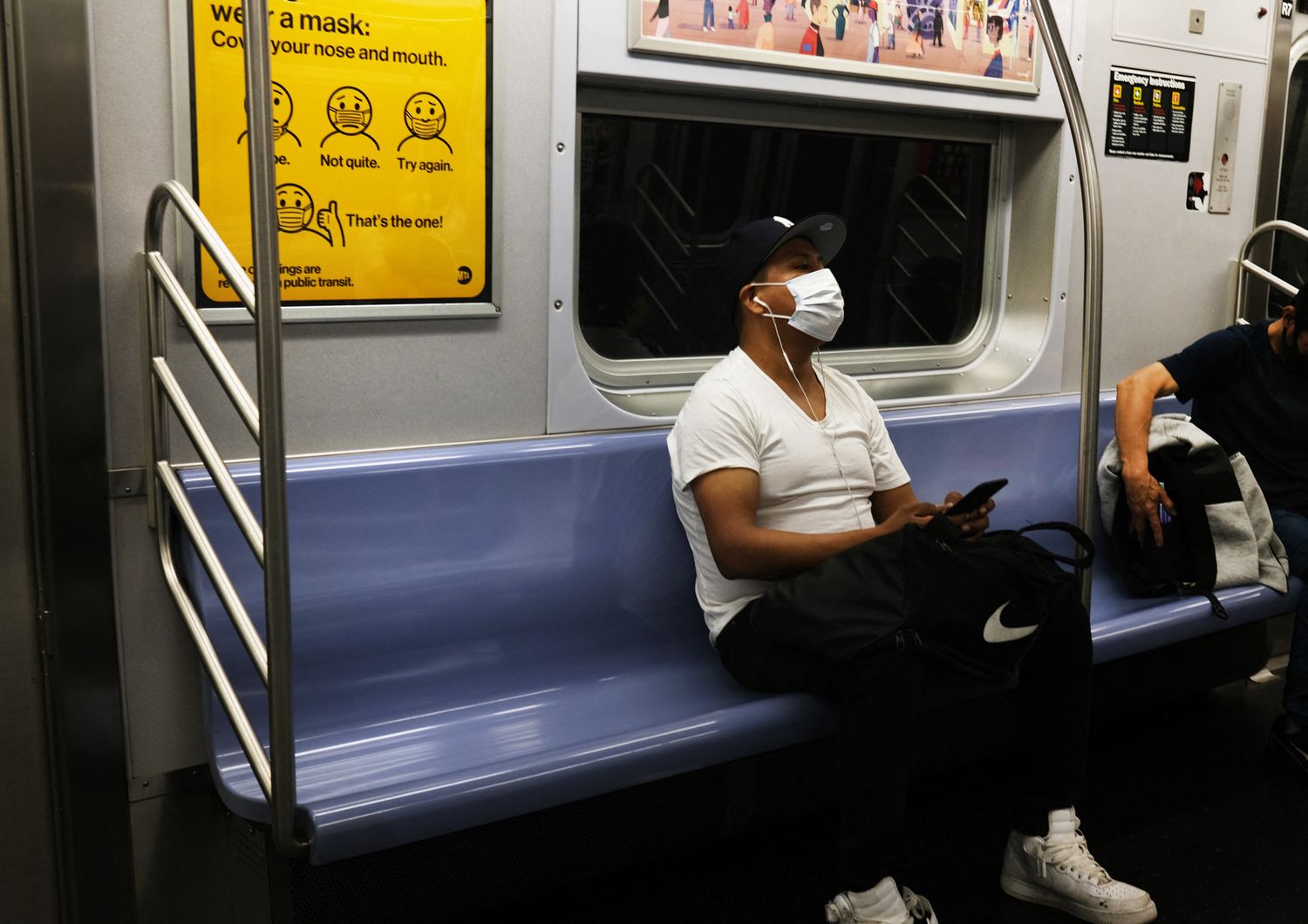 Un uomo con la mascherina sulla metropolitana di New York