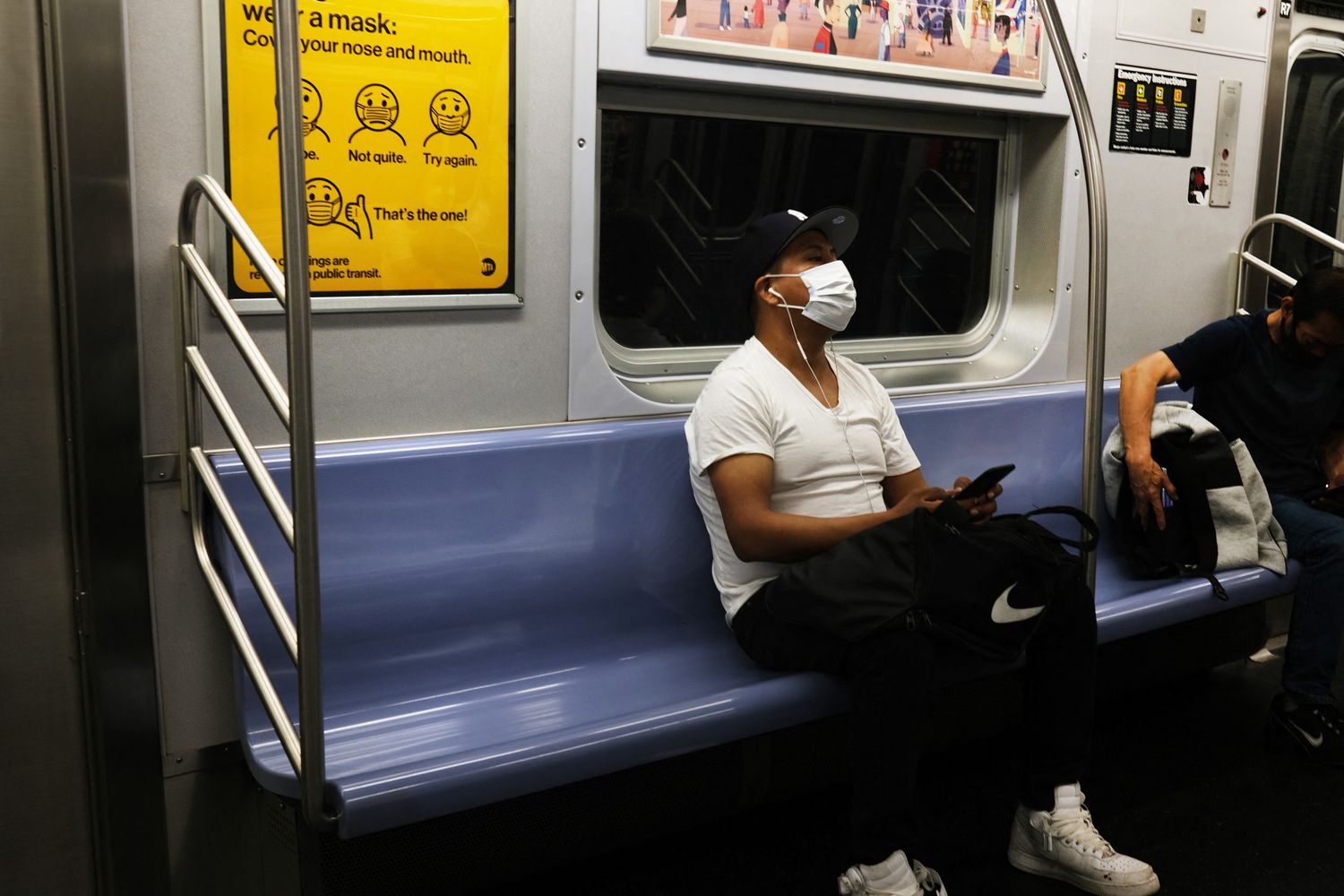 Un uomo con la mascherina sulla metropolitana di New York