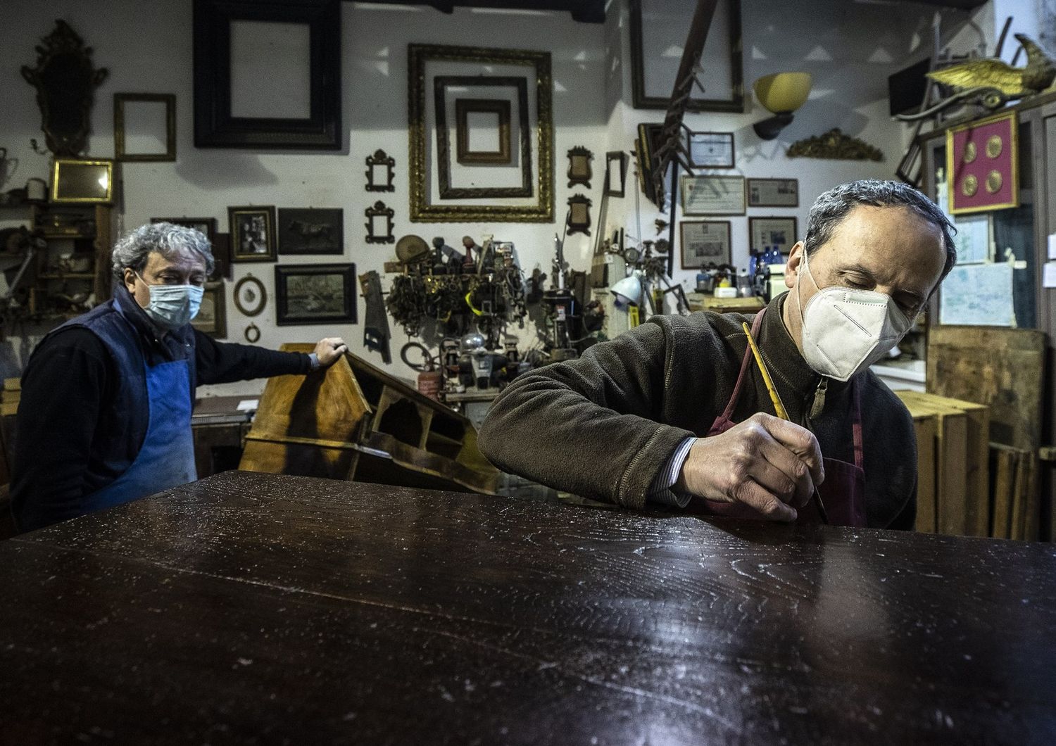 Una bottega di artigiani restauratori in via Margutta, a Roma