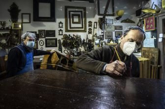 Una bottega di artigiani restauratori in via Margutta, a Roma