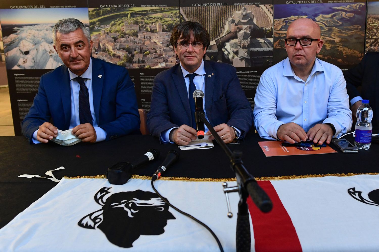 Carles Puigdemont in conferenza stampa ad Alghero