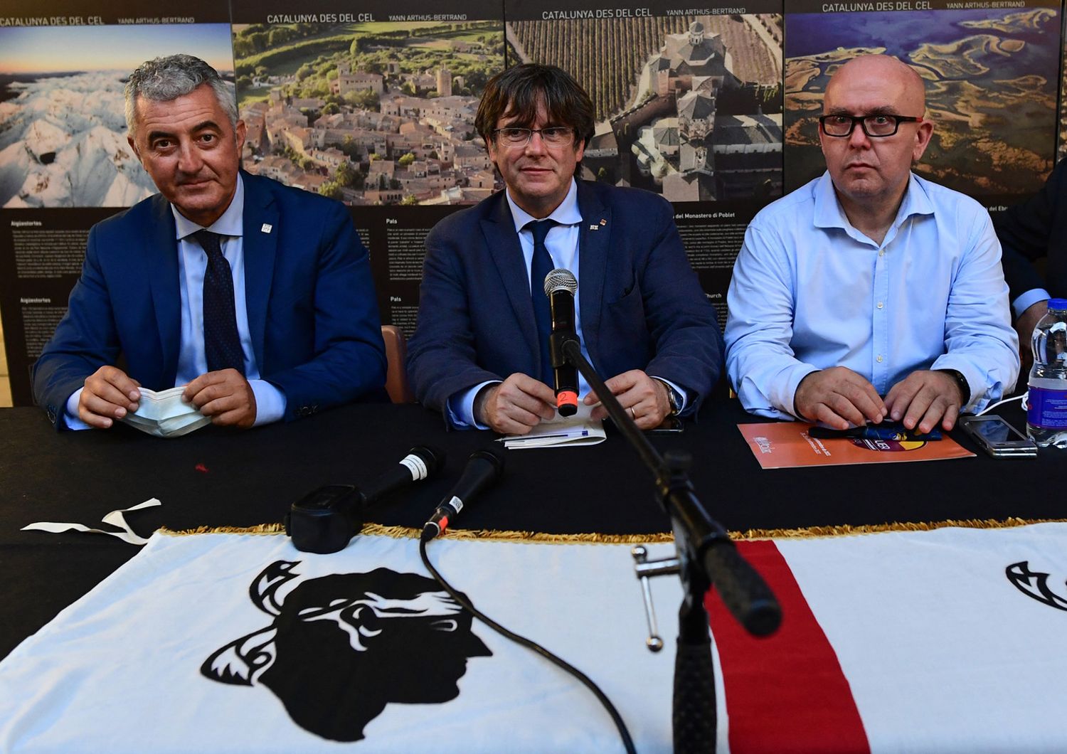 Carles Puigdemont in conferenza stampa ad Alghero