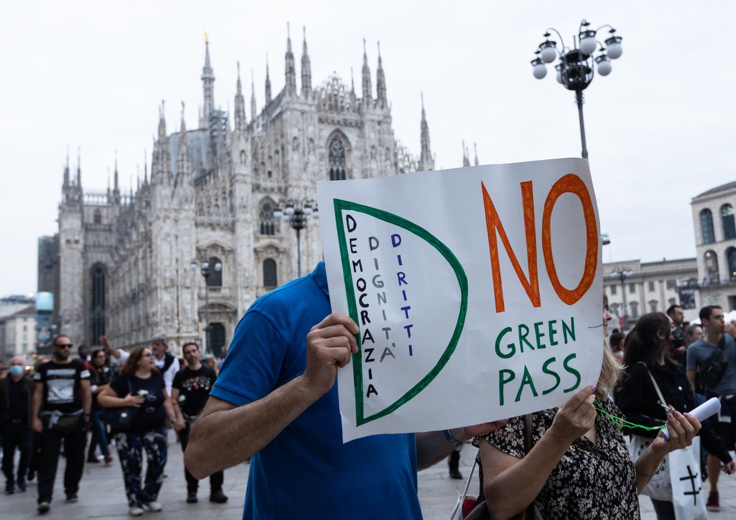 No vax tafferugli a Milano nel decimo sabato di protesta