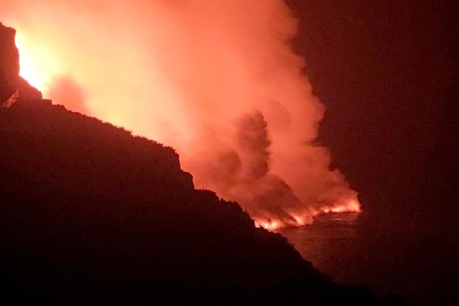 La lava tocca l'oceano e si sprigionano gas e vapore