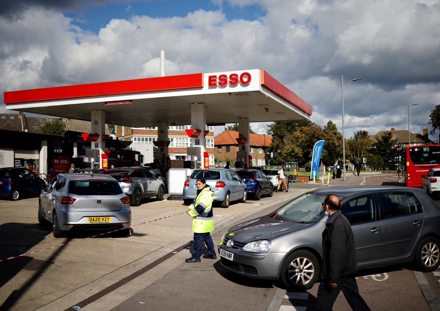La fila a un distributore di carburante in Gran Bretagna