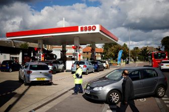 La fila a un distributore di carburante in Gran Bretagna