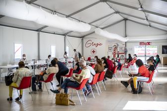 Centro vaccini della Croce Rossa nella stazione Termini di Roma&nbsp;