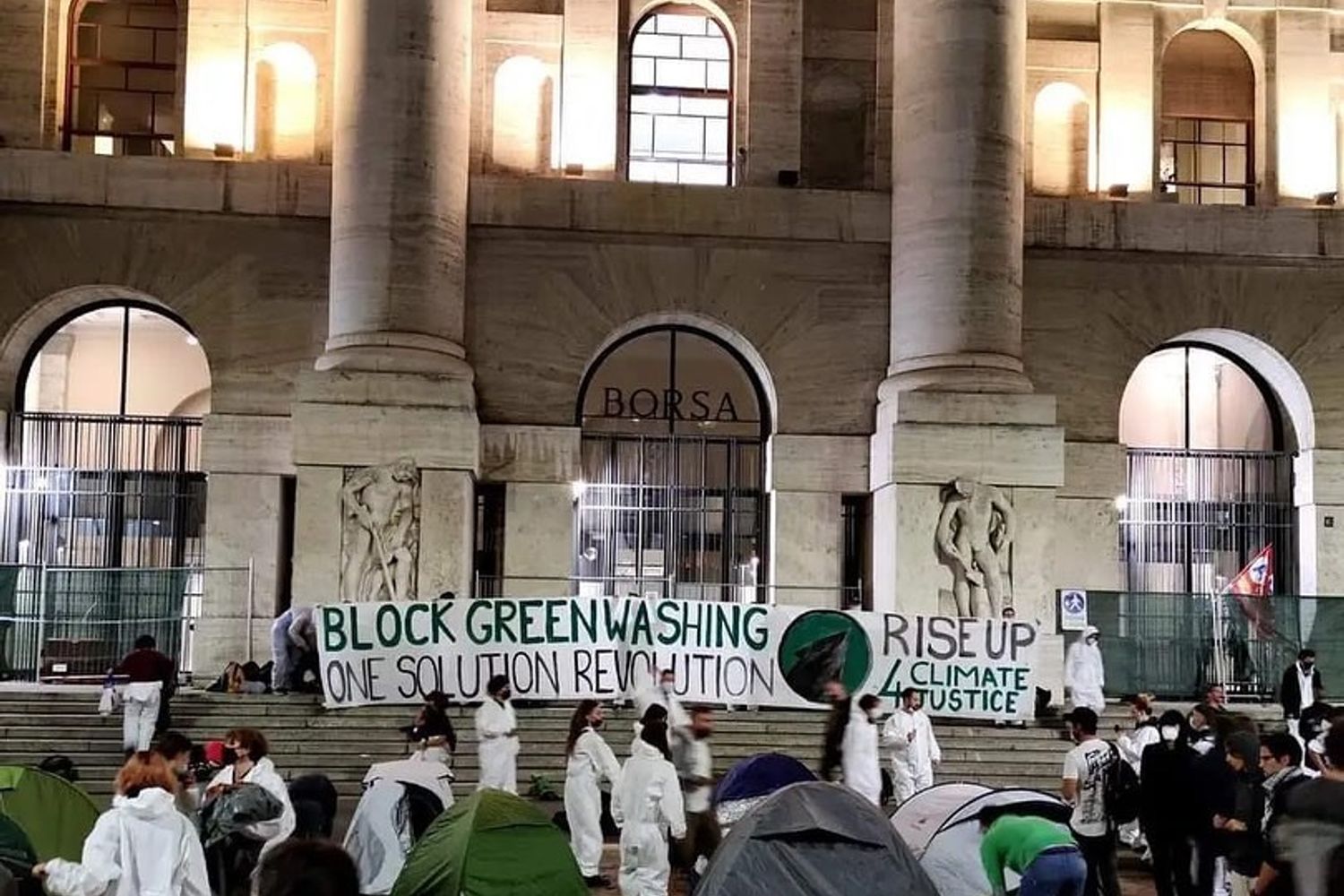 &nbsp;Attivisti Clima a Piazza Affari a Milano- Rise up 4 climate Justice