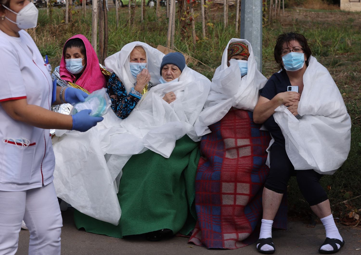 Alcuni pazienti dell'ospedale di Costanza in Romania evacuati dopo l'incendio