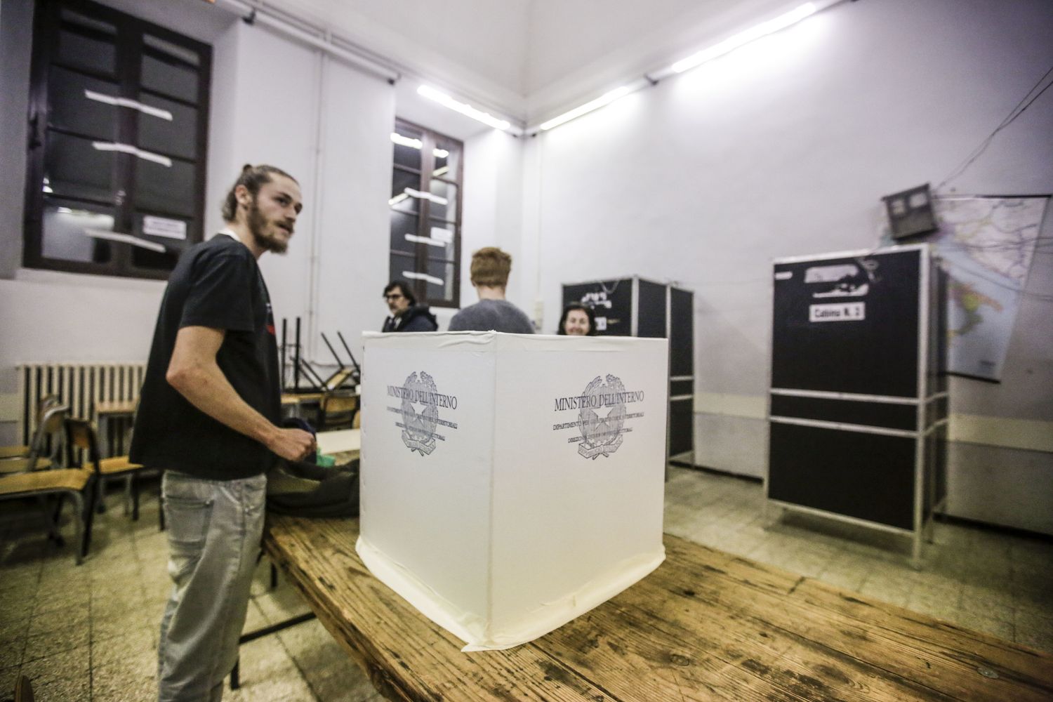 Seggio elettorale nel Liceo Visconti di Roma