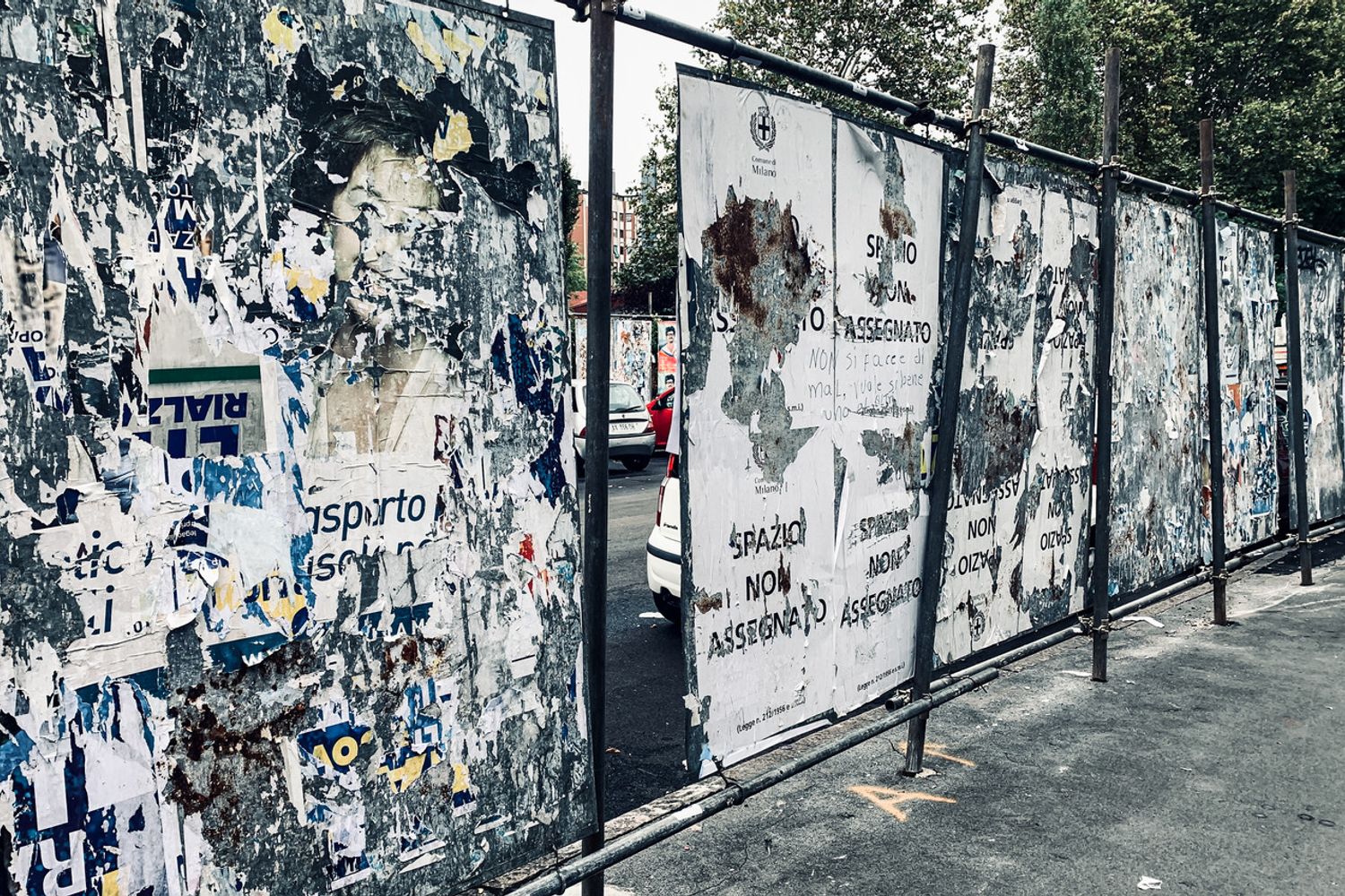 Manifesti elettorali strappati