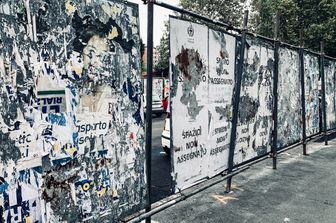 Manifesti elettorali strappati