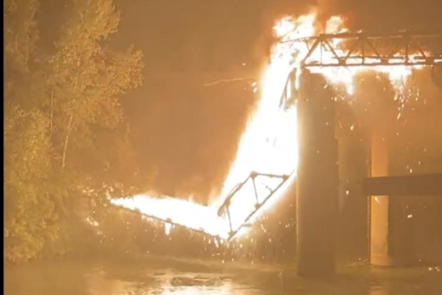 Il crollo di parte del ponte di ferro