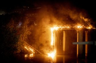 L'incendio al Ponte di ferro a Roma