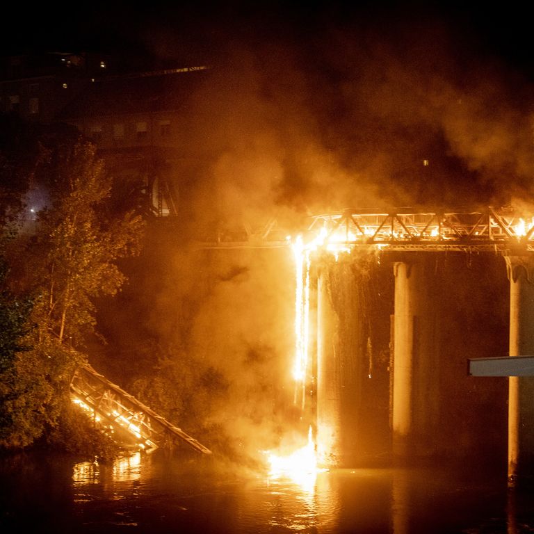 L'incendio al Ponte di ferro a Roma
