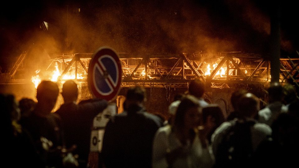 L'incendio al Ponte di ferro a Roma