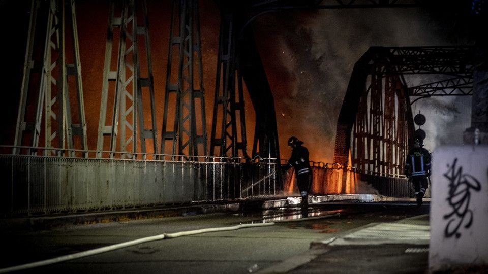 L'incendio al Ponte di ferro a Roma