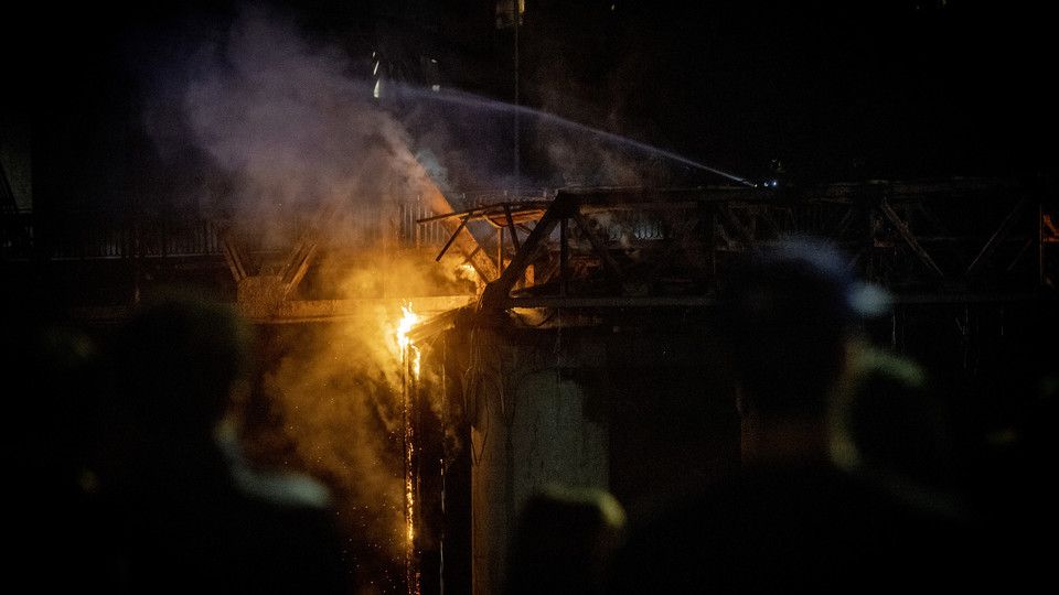 L'incendio al Ponte di ferro a Roma