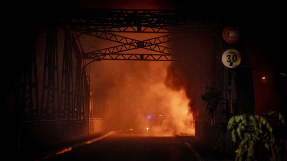 L'incendio al Ponte di ferro a Roma