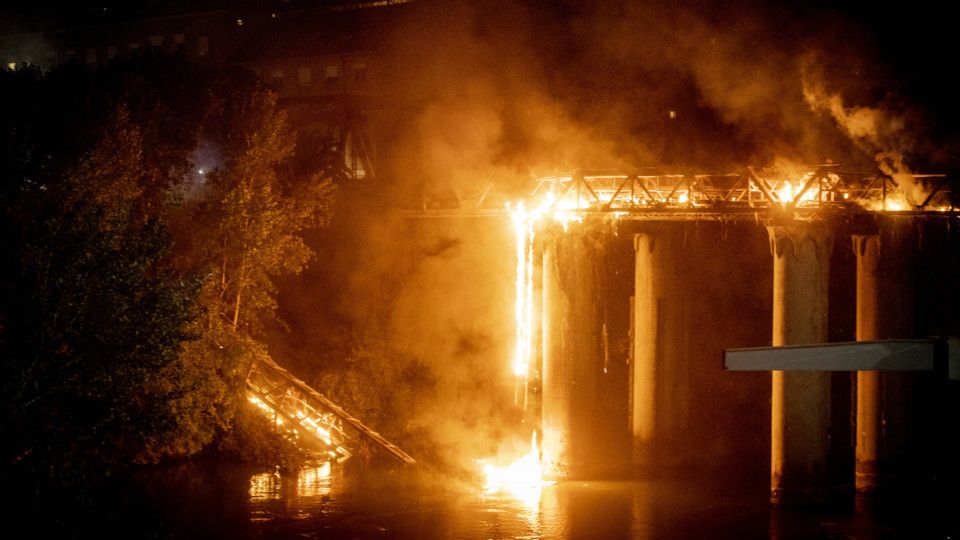 L'incendio al Ponte di ferro a Roma