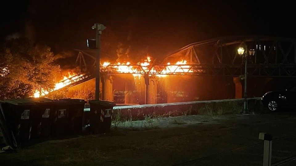 L'incendio sul ponte di ferro a Roma