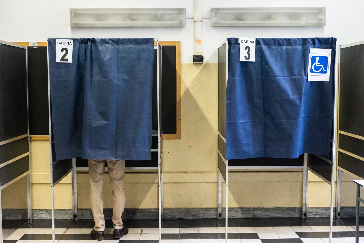 Un elettore al voto per le comunali