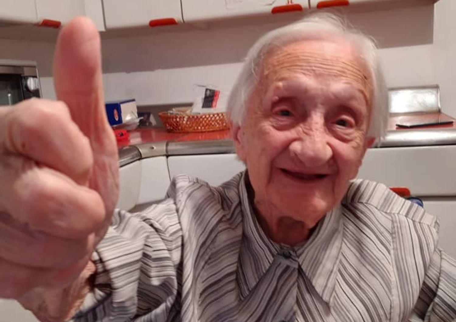 La maestra Nina al voto a 100 anni a Milano