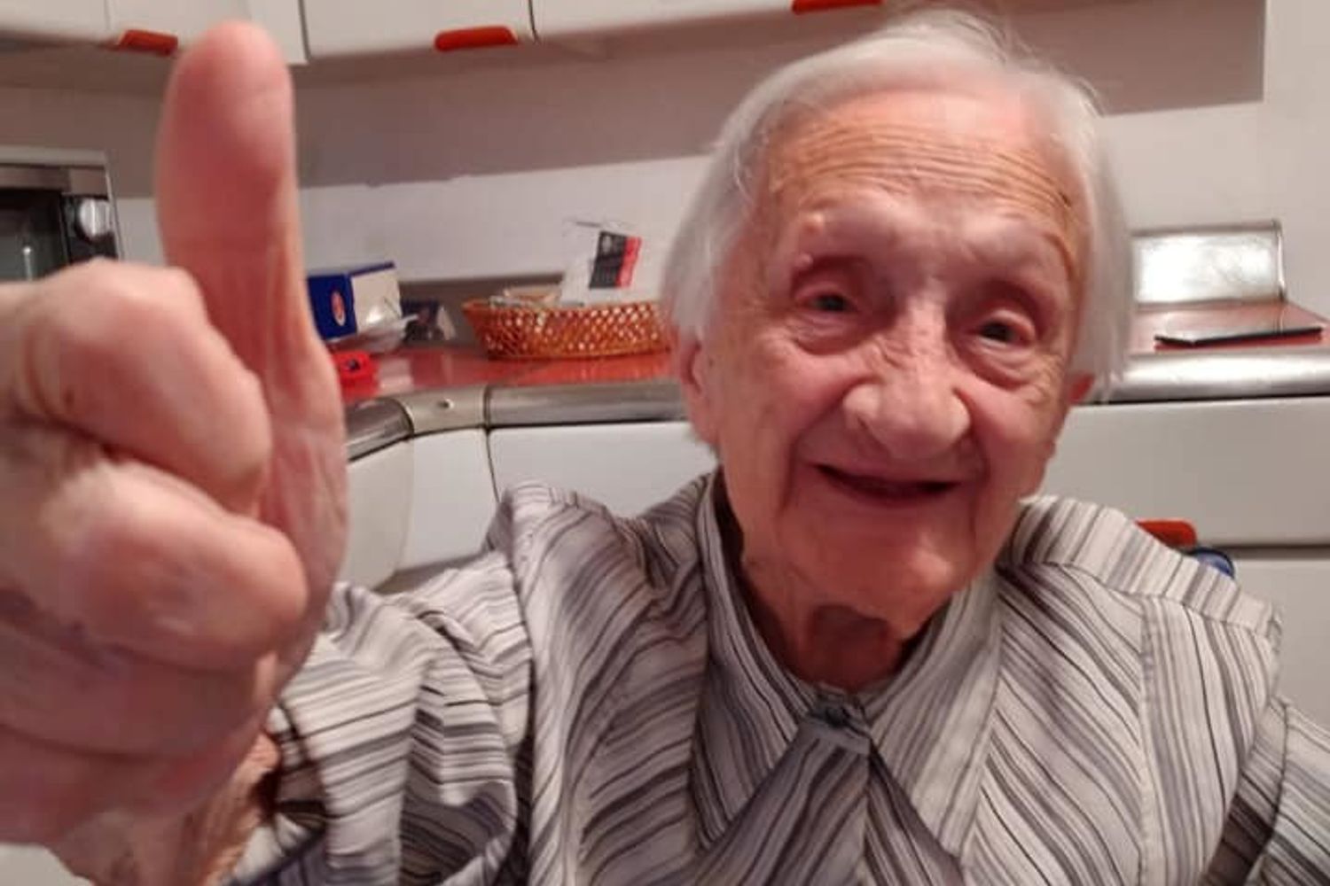 La maestra Nina al voto a 100 anni a Milano