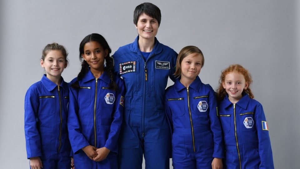 Samantha Cristoforetti insieme ad alcune bambine