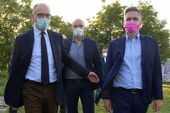 Enrico Letta con il neo sindaco di Bologna Matteo Lepore