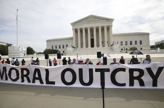 Manifestazione davanti alla sede della Corte Suprema degli Usa a Washington&nbsp;