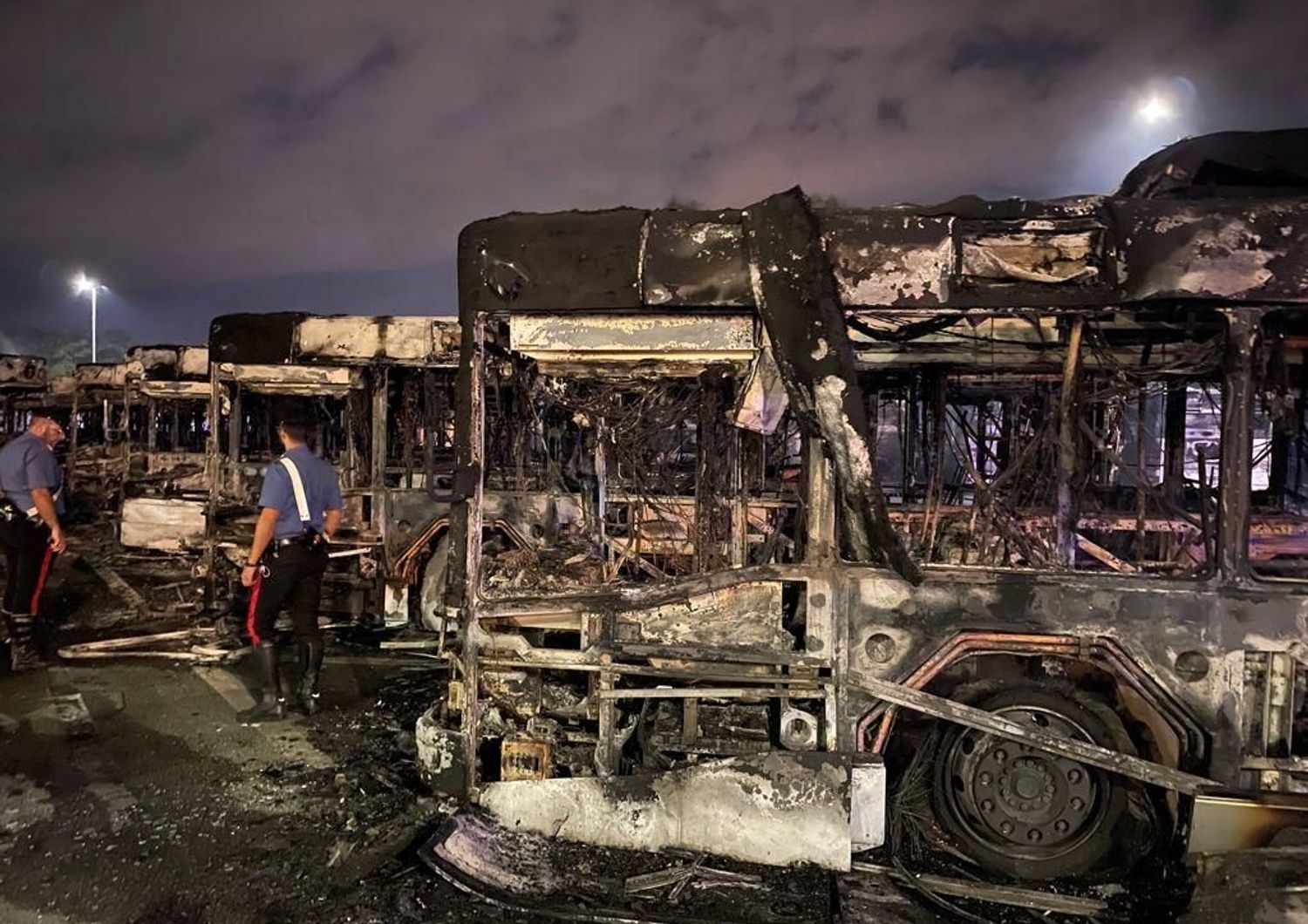 Autobus Atac bruciati a Roma