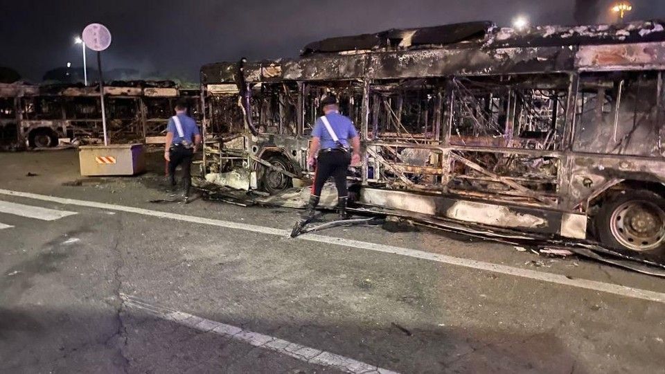 Bus Atac bruciati a Roma