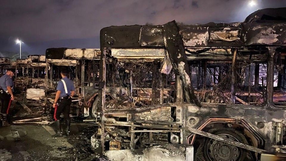 Bus Atac bruciati a Roma
