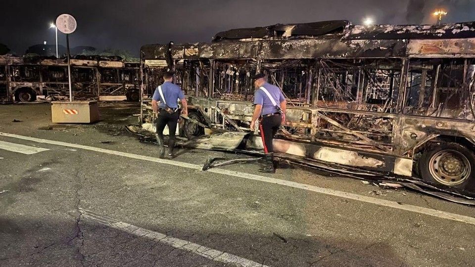 &nbsp;&nbsp;Bus Atac bruciati a Roma