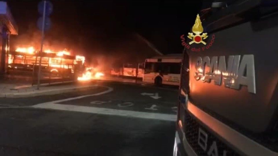 &nbsp;Bus Atac bruciati a Roma