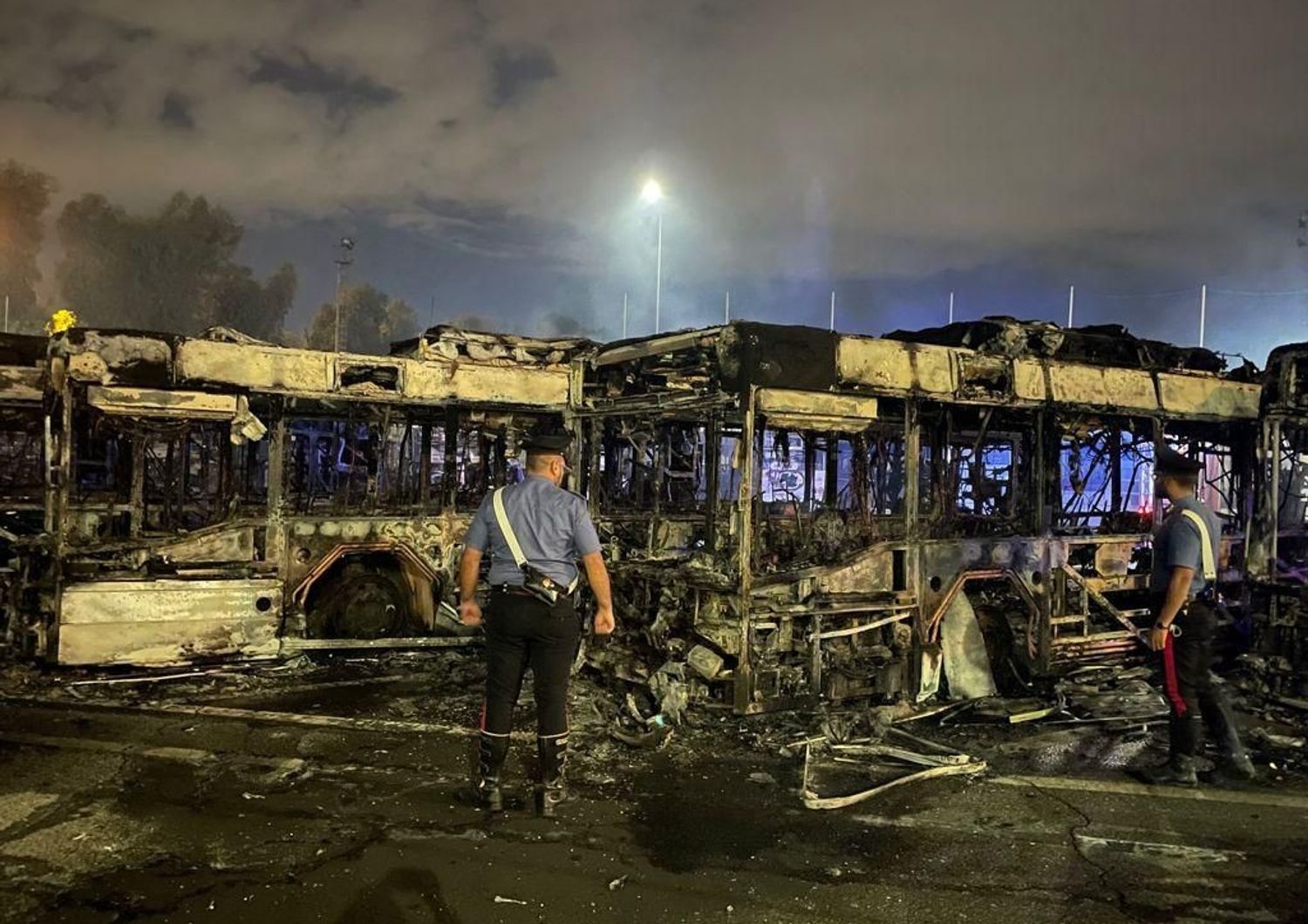 I bus bruciati nel deposito Prenestino
