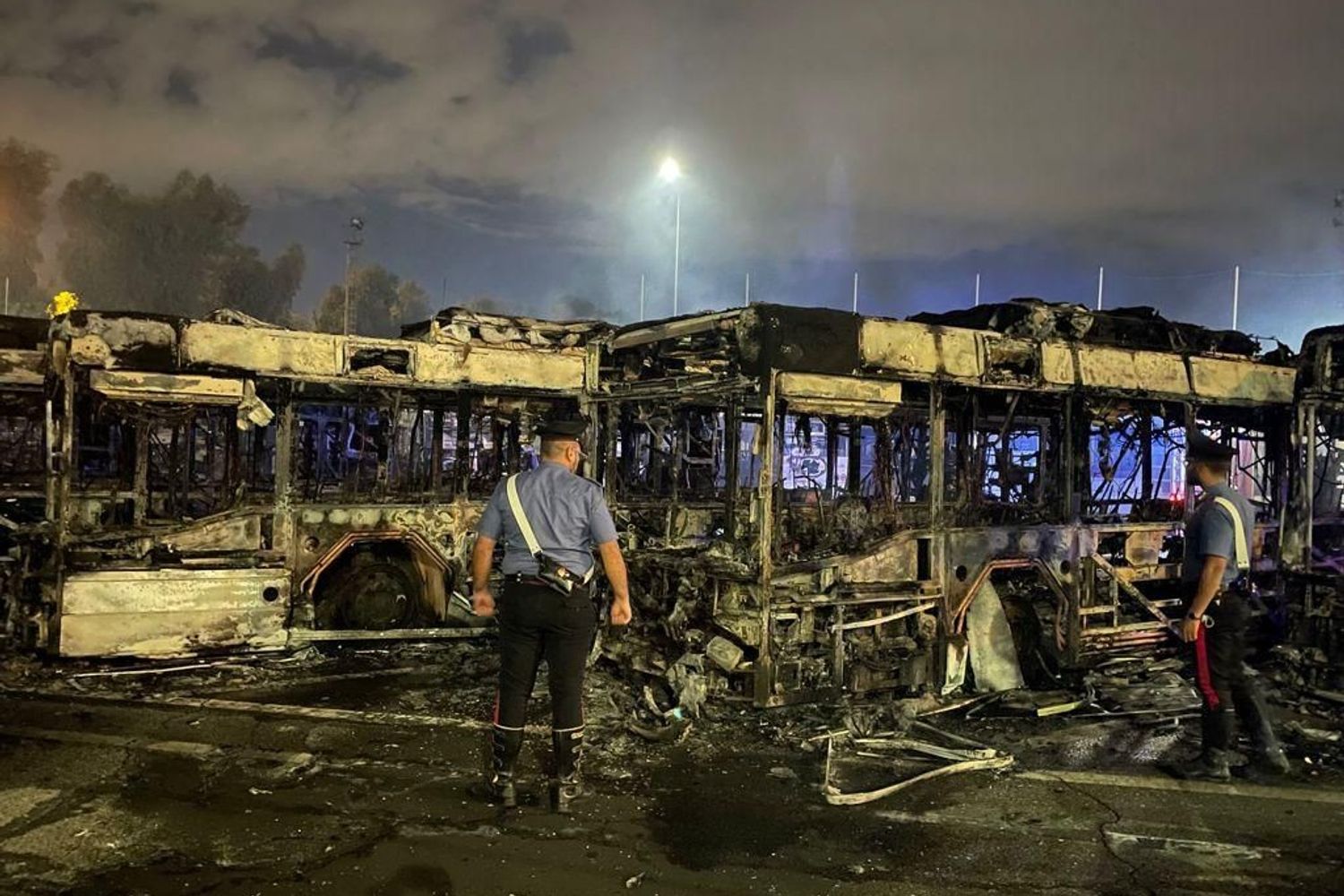 I bus bruciati nel deposito Prenestino