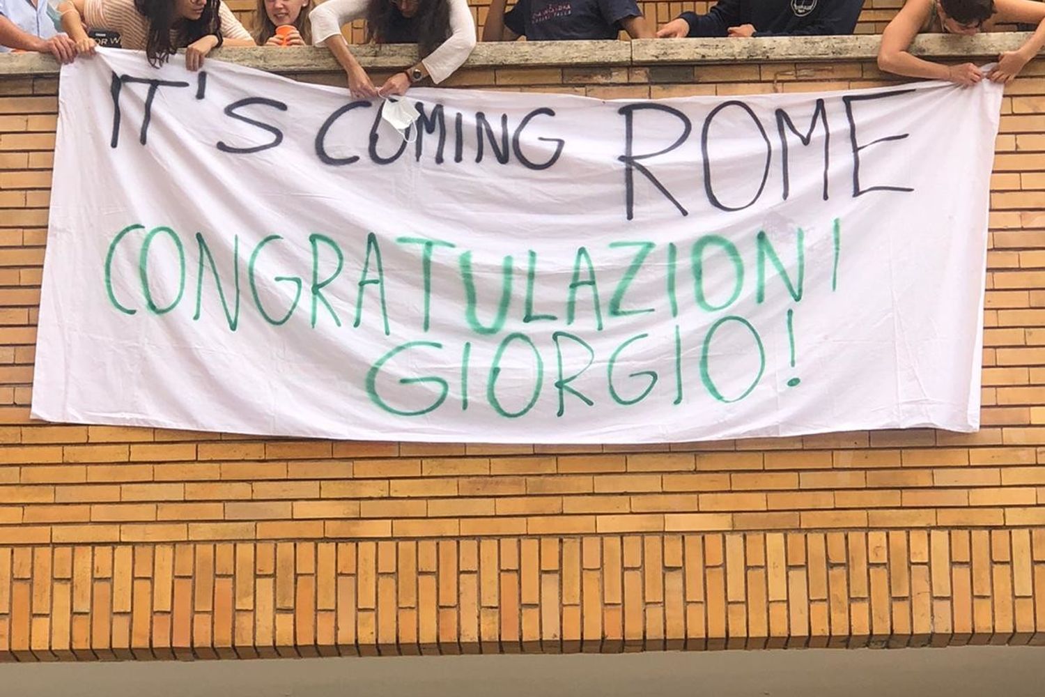Lo striscione esposto sul balcone dell'Istituto di Fisica de La Sapienza&nbsp;