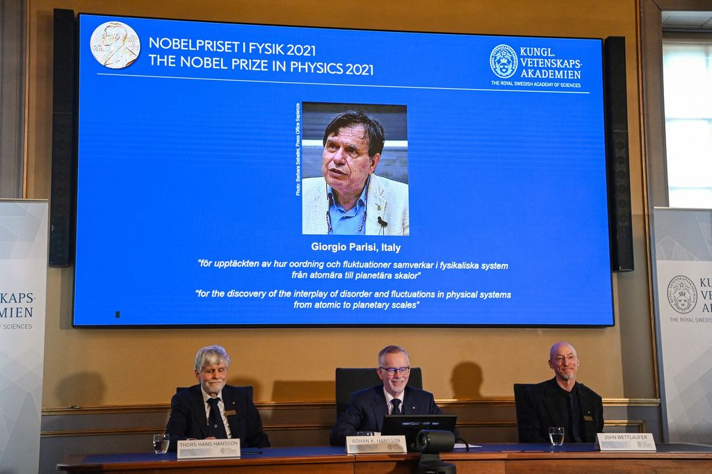 Il momento in cui a Giorgio Parisi viene insignito del premio Nobel