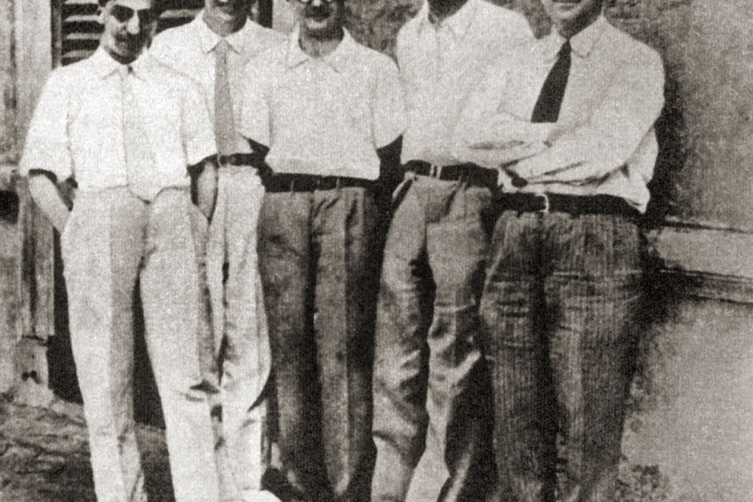 Enrico Fermi, Franco Rasetti, Edoardo Amaldi, Emilio Segr&egrave;, Oscar D'Agostino, davanti all'istituto di Fisica di Via Panisperna&nbsp;