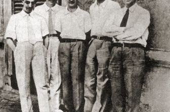 Enrico Fermi, Franco Rasetti, Edoardo Amaldi, Emilio Segr&egrave;, Oscar D'Agostino, davanti all'istituto di Fisica di Via Panisperna&nbsp;