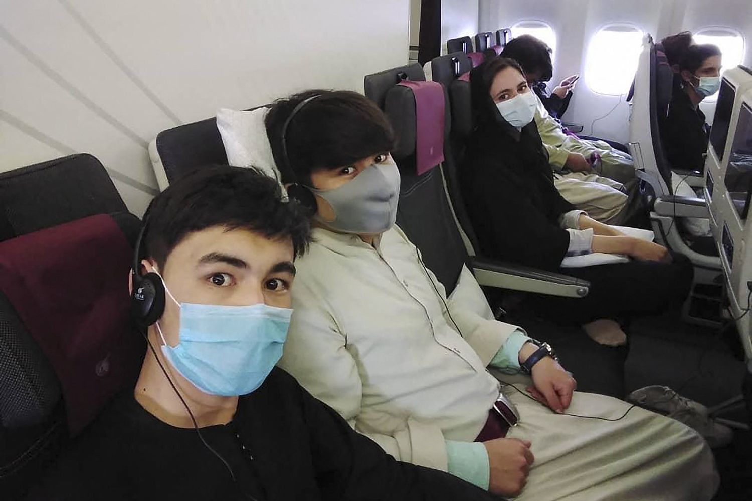 Gli studenti dell'Istituto nazionale di musica dell'Afghanistan sul volo da Kabul a Doha&nbsp;