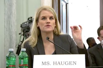 Frances haugen durante la testimonianza al Senato Usa