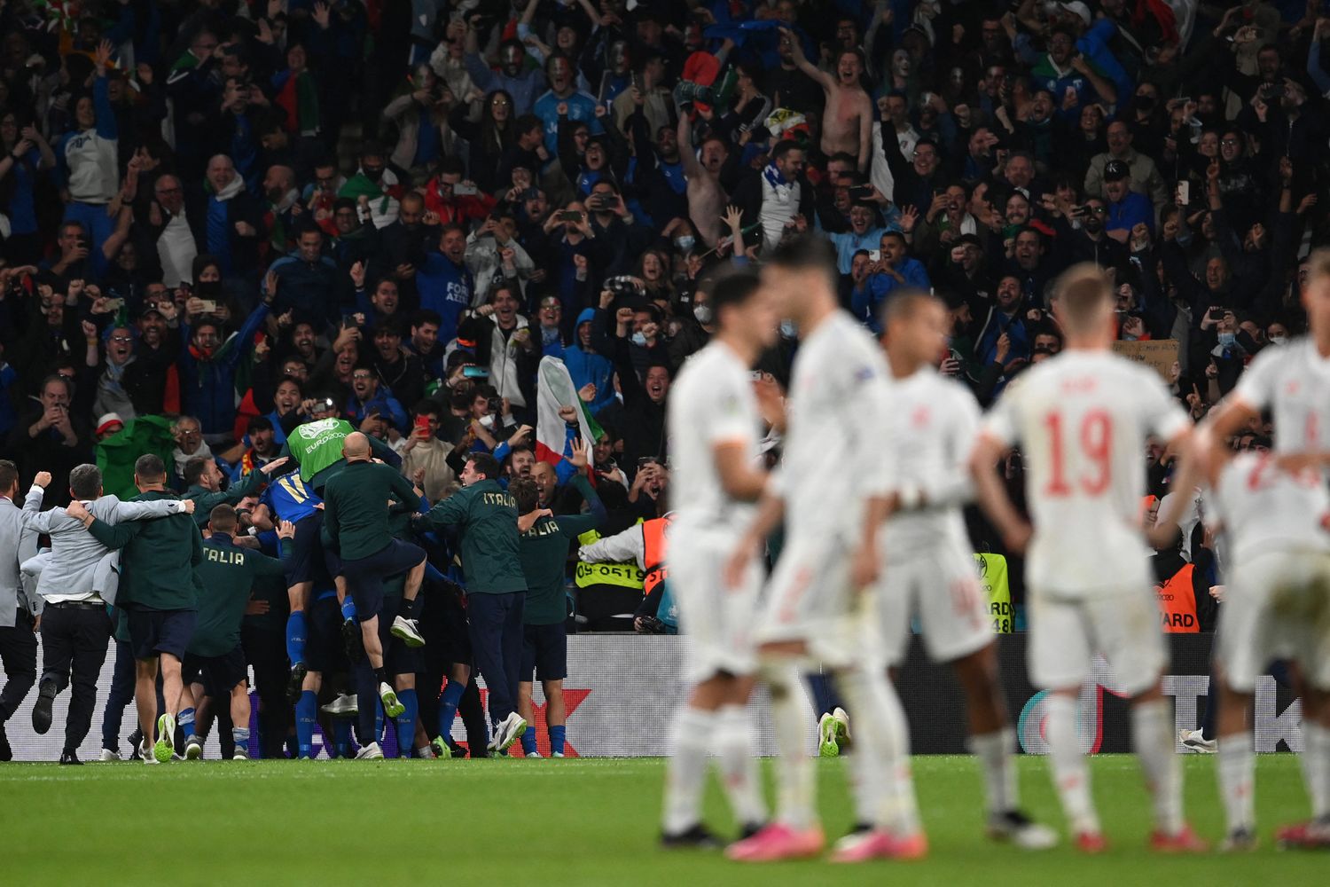 Esultanza degli Azzurri dopo la vittoria nella semifinale degli Europei contro la Spagna