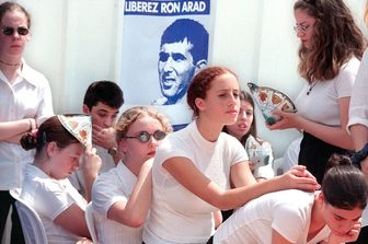 Una manifestazione organizzata in Israele per il 40esimo compleanno di Ron Arad, il navigatore abbattuto in Libano che si ritiene sia stato prigioniero degli iraniani