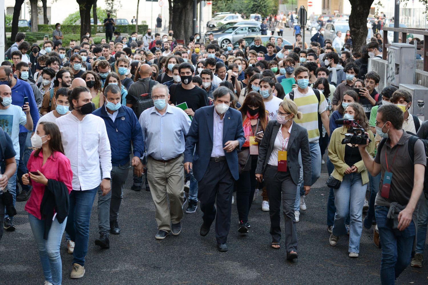 Il premio Nobel per la Fisica, Giorgio Parisi, accolto da studenti e professori alla Sapienza